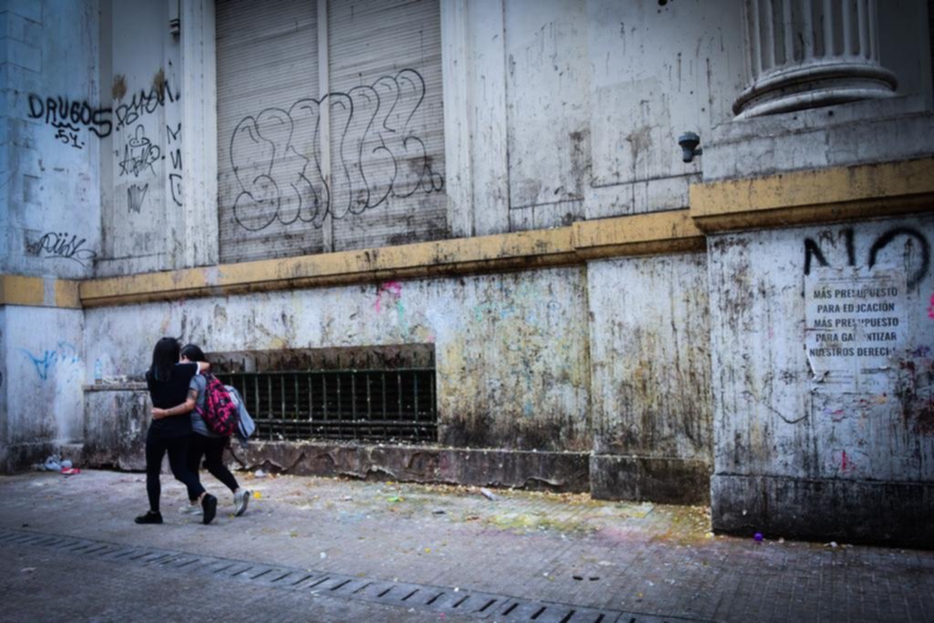 Vereda y pared de Derecho quedaron sucias tras un festejo de egresados