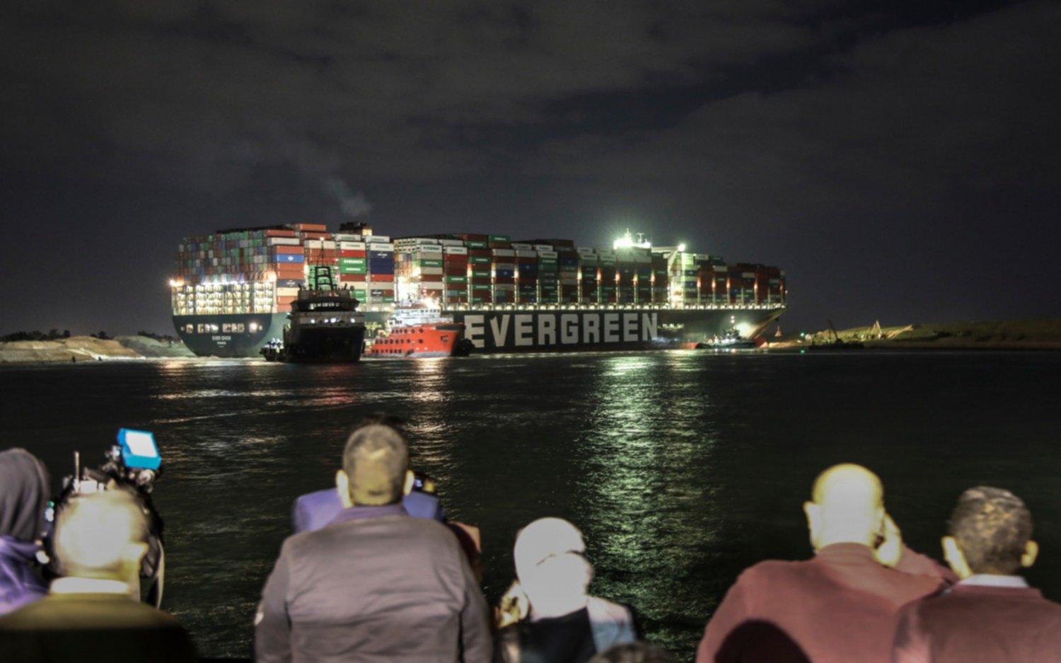 Canal de Suez: no pueden mover el enorme barco y evalúan alivianar la carga