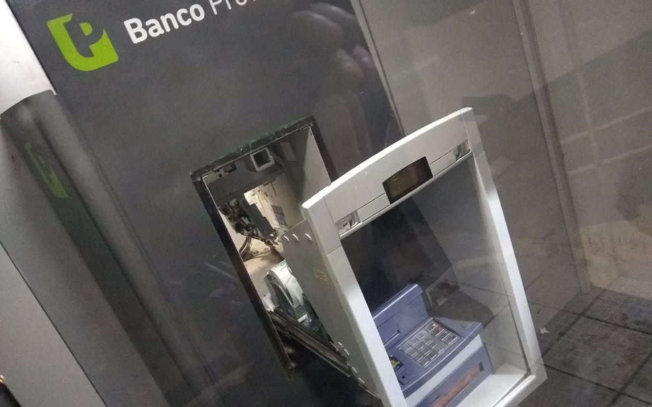 Dos jóvenes destrozaron un cajero automático en Los Hornos y terminaron detenidos