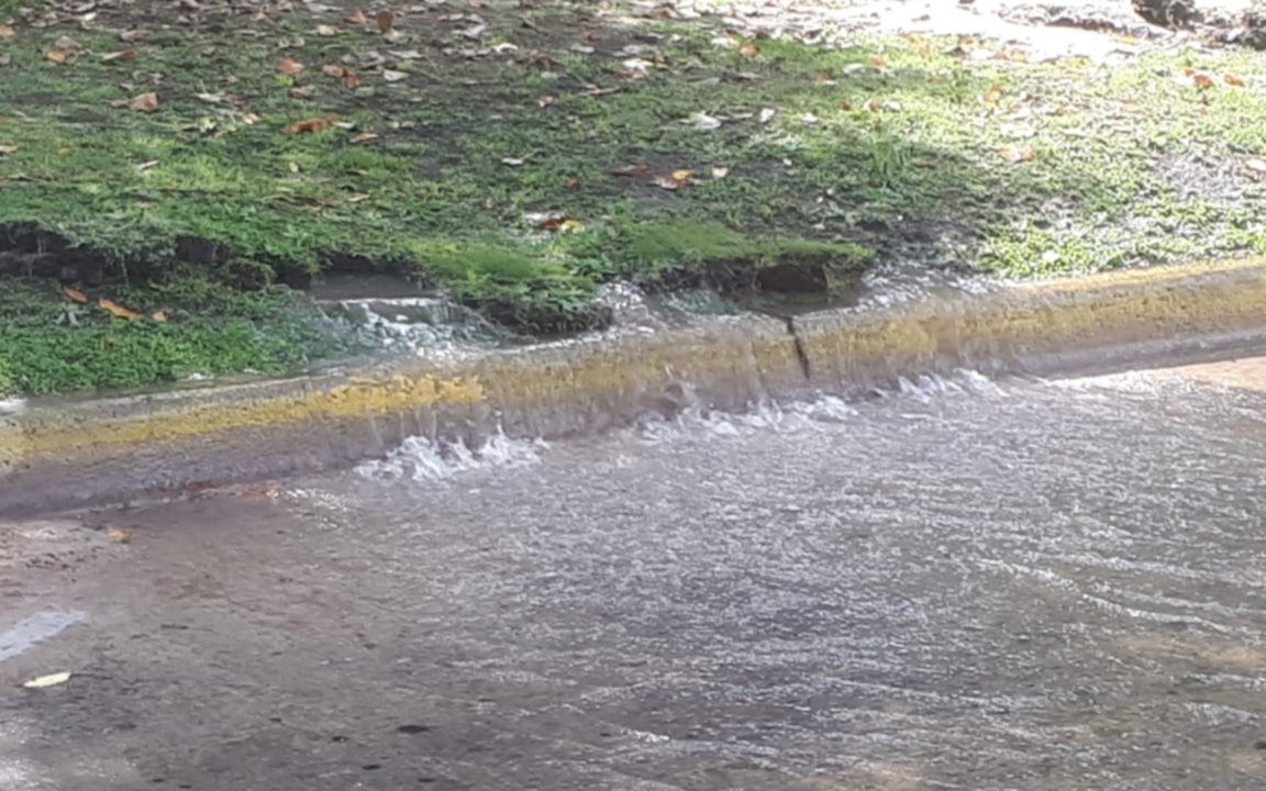 Se rompió un caño maestro en 66 entre 17 y 18: "Es una catarata"