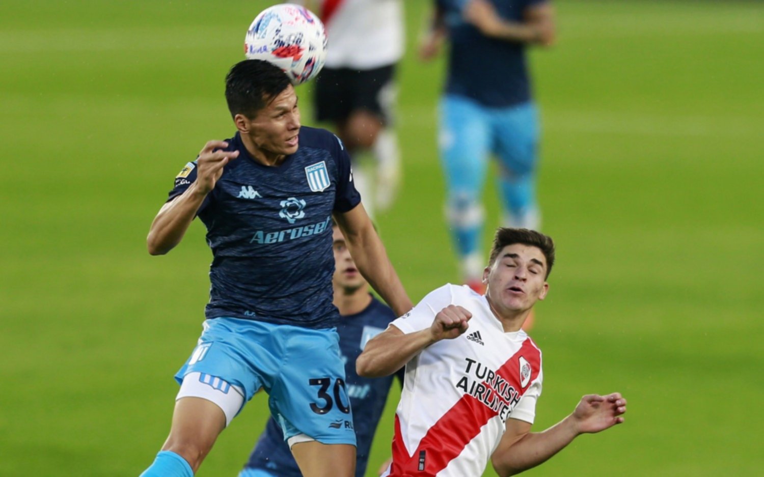 River no pudo con la vocación defensiva de Racing: empataron 0-0 en el Monumental
