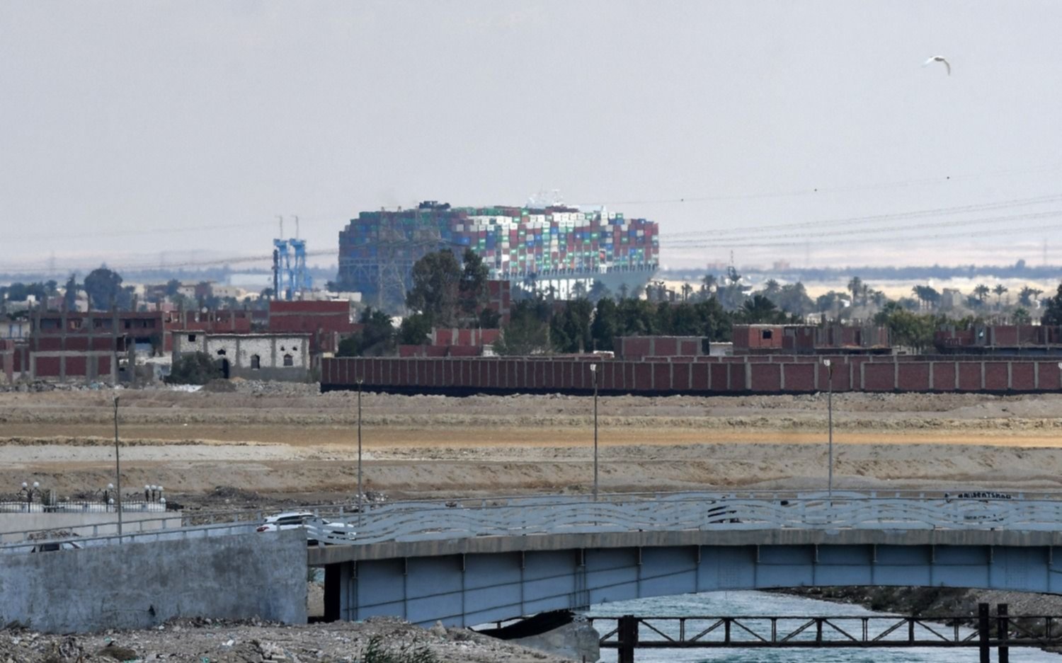 Egipto suspendió las labores para reflotar el buque encallado en el canal de Suez