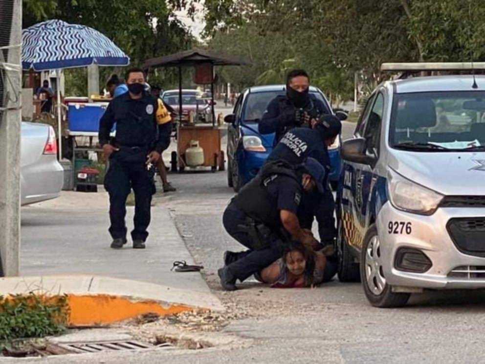 Policías someten a una mujer hasta matarla en México