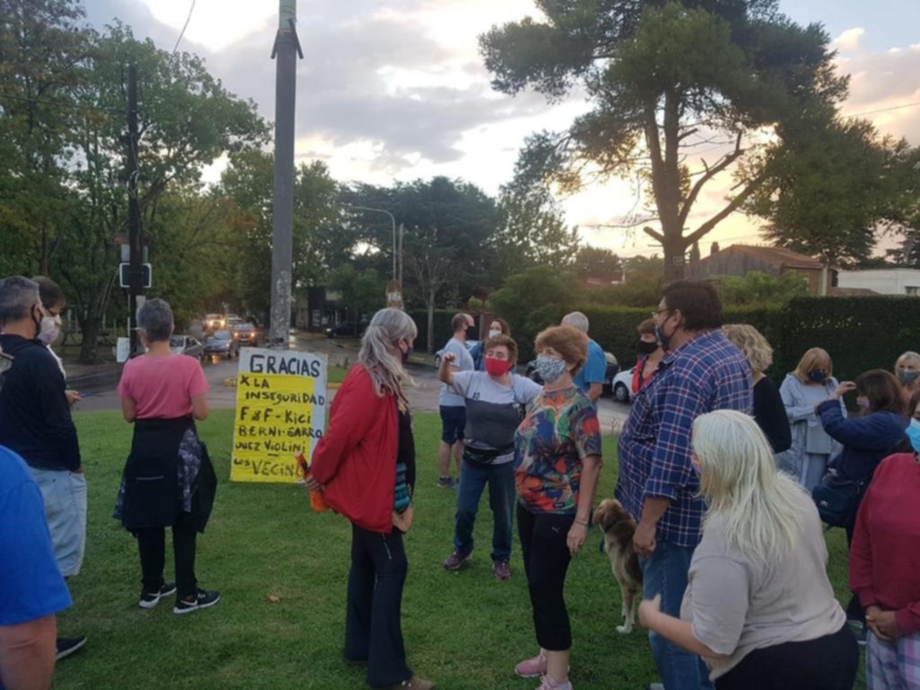 En Villa Castells marcharon hasta la comisaría de Gonnet por la ola de robos