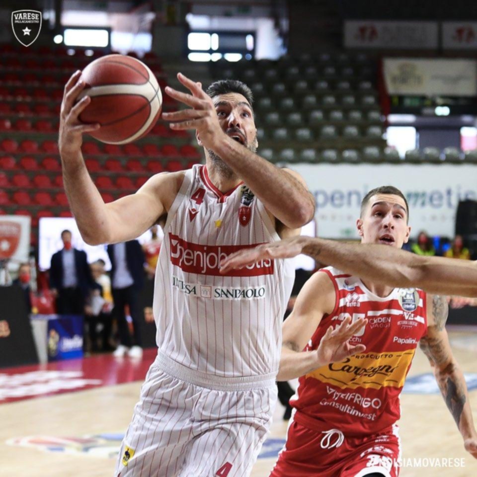 Scola, siempre vigente, aportó un doble-doble para el Varese