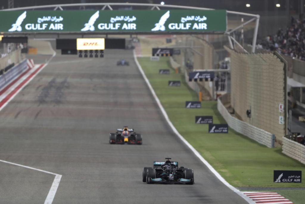 Hamilton alcanzó el éxito en un final emotivo y polémico