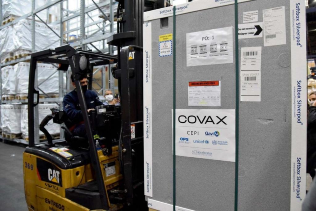Llegaron al país las primeras 280 mil dosis del fondo Covax