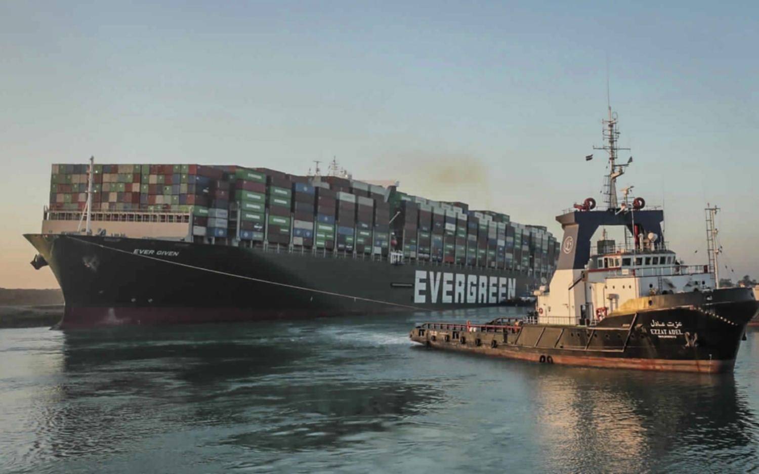 Liberan el colosal buque Ever Given y se reanuda la navegación por el Canal de Suez