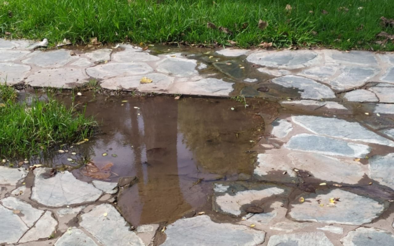Una pérdida que acumula agua y varios reclamos