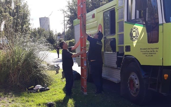 Vecinos de Villa Elisa se hartaron de estar a oscuras: compraron las luces y los Bomberos ayudaron a colocarlas