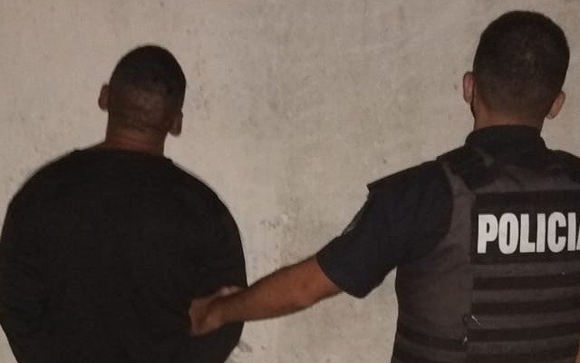 Ensenada: agredió y amenazó a una policía tras ser detenido por disturbios en la calle con un cuchillo