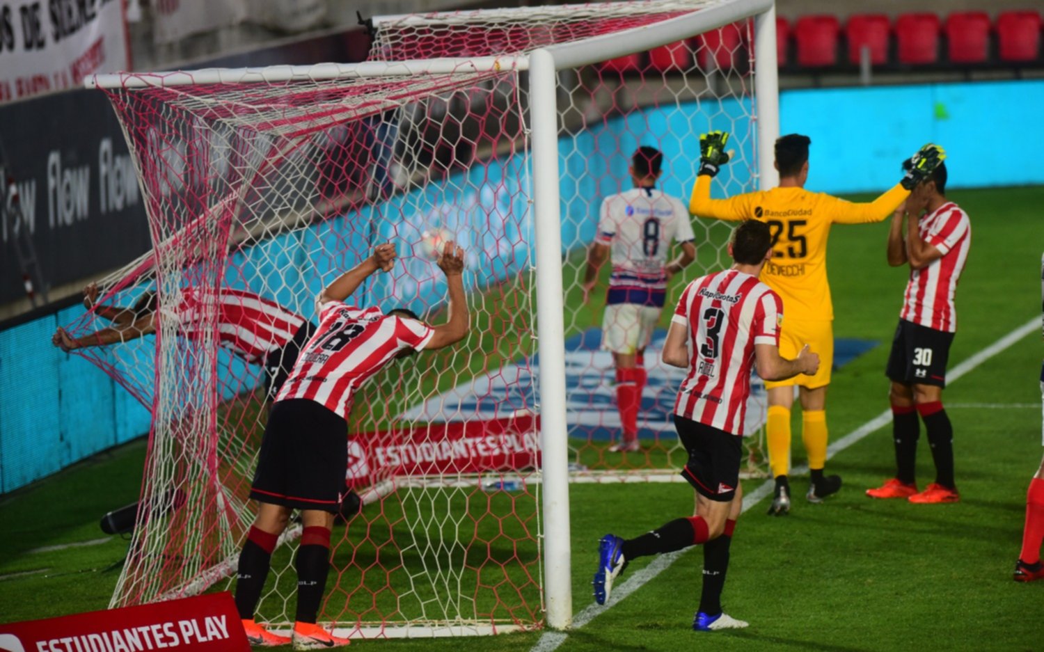 Estudiantes no jugó bien, perdió como local 2-0 ante San Lorenzo y quedó fuera de los cuatro primeros de su zona