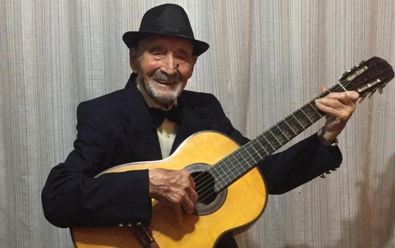 A pura música, un vecino de Tolosa festejó sus 100 años