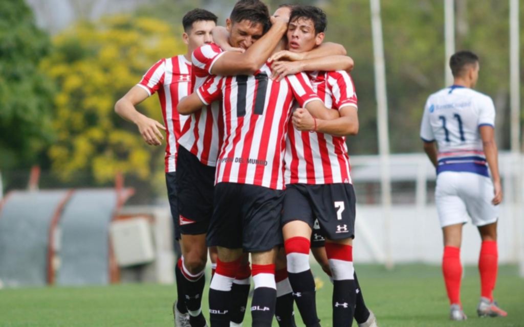 La Reserva se sacó la mufa de local con una goleada ante el Cuervo