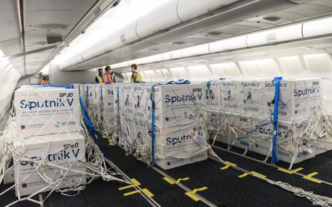 Parte un avión a China a buscar vacunas y llegan 300 mil dosis de la Sputnik V