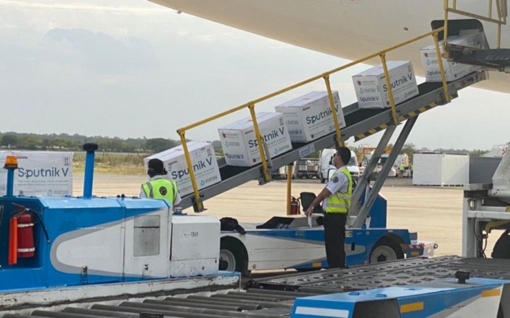 Aterrizó el vuelo de Aerolíneas Argentinas desde Moscú con 300 mil dosis de Sputnik V
