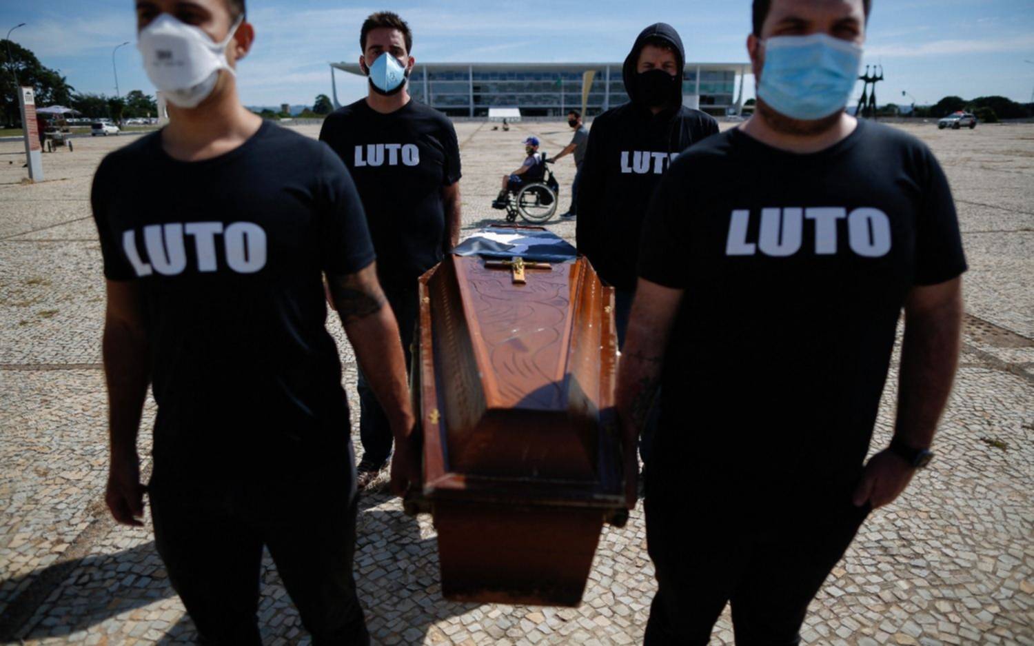 Con casi 3.800 decesos, Brasil batió récord de muertes en un día por coronavirus