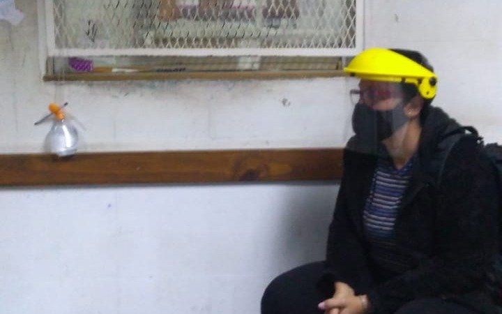 Es vacunadora en el Único, tiene síntomas compatibles con el COVID y asegura que no quisieron atenderla en el Rossi
