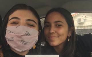 Clara Breccia estudia derecho en la UBA, hizo un voluntariado en Kenia y escribió un libro de poemas