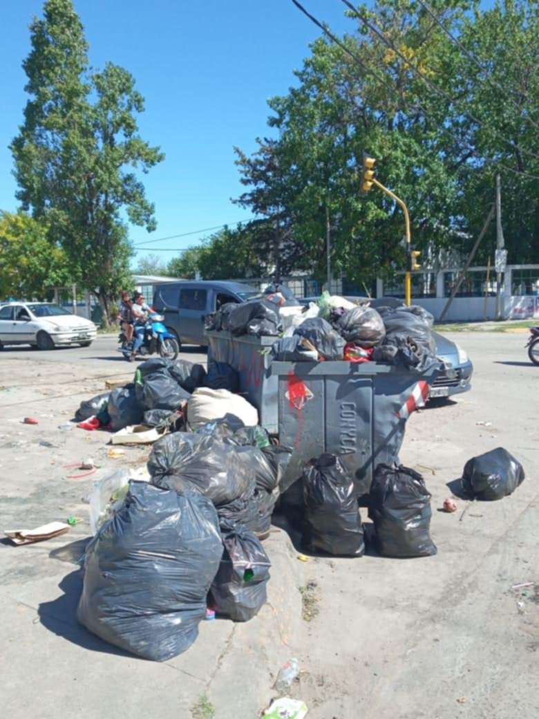 Reclaman limpieza de un basural de 44 y 155