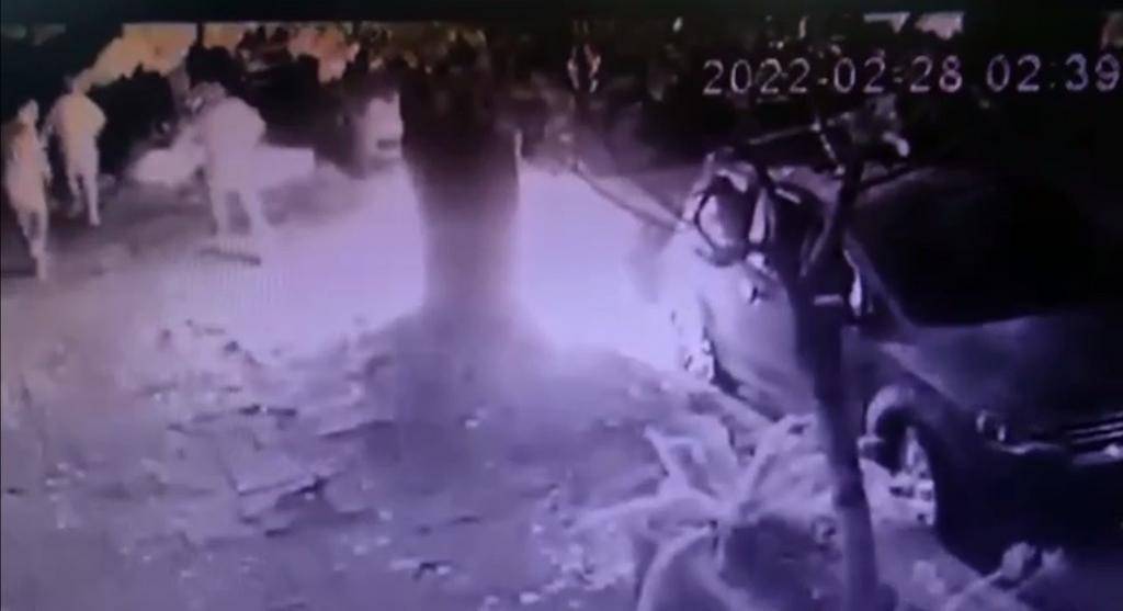 Una filmación expuso el violento accionar de tres quemacoches en 41, 21 y 22