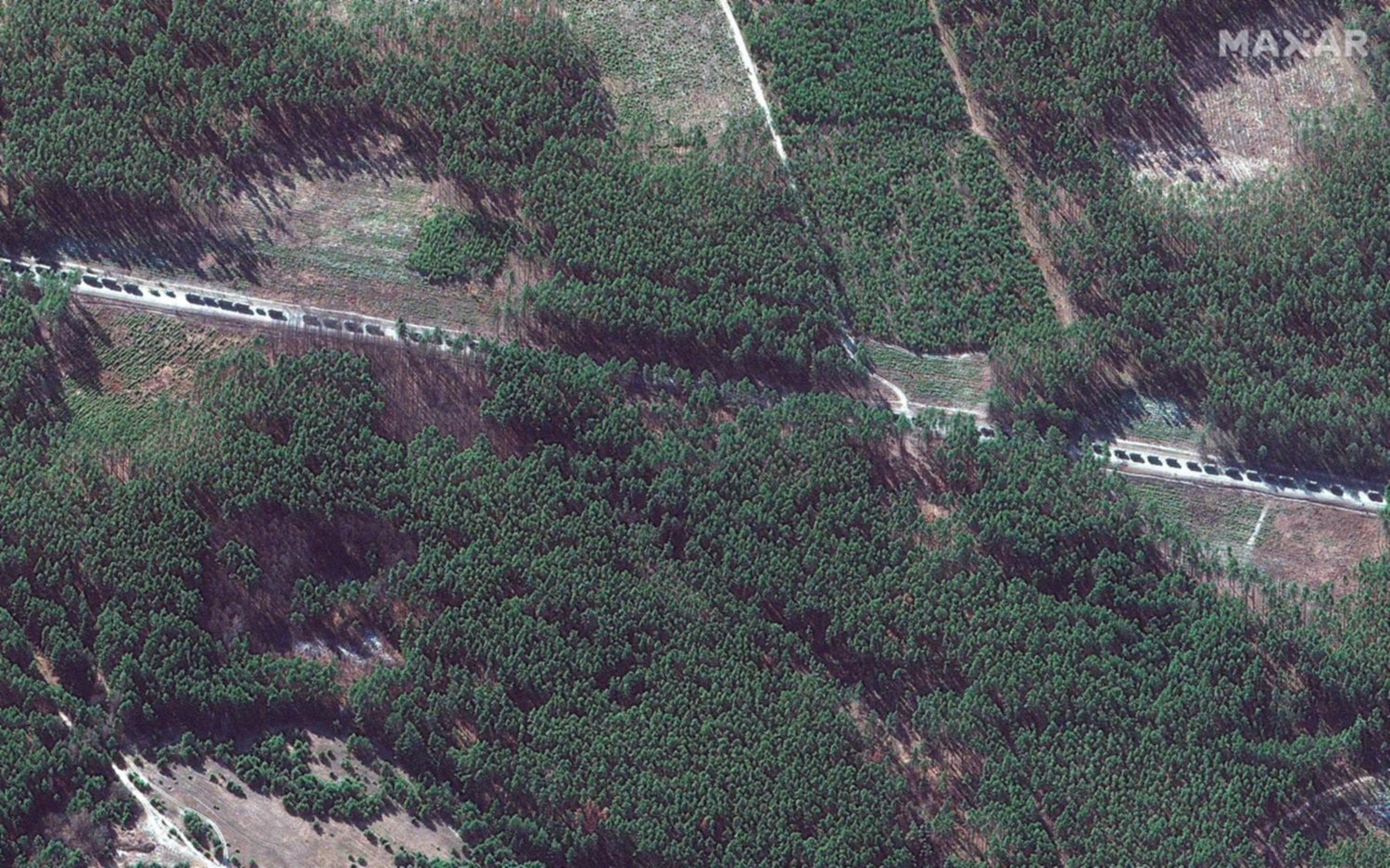 Las imágenes satelitales que muestran el enorme convoy ruso avanzando hacia la capital