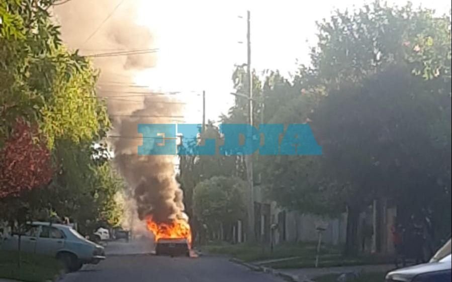 Tensión en un barrio platense por un auto que se prendió fuego