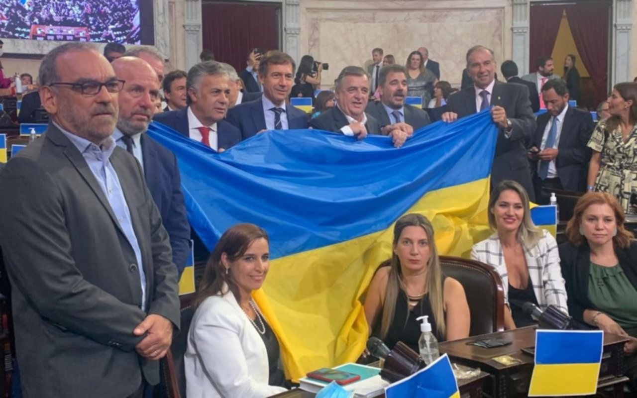 Juntos por el Cambio llenó el recinto de banderas de Ucrania