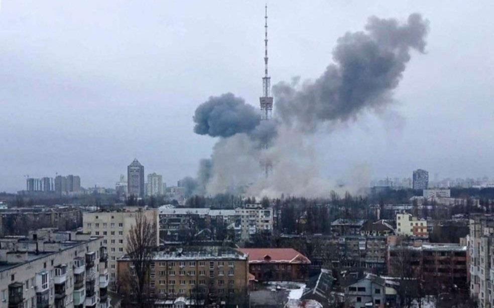 VIDEO. Rusia bombardeó y derribó una antena de TV en Kiev: al menos 5 muertos