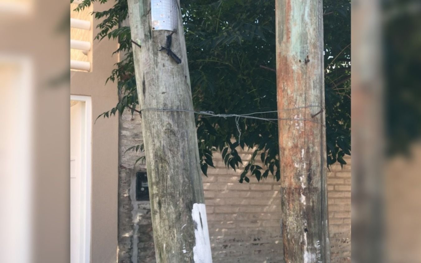 Vecinos reclaman por poste atado con alambre para que no se caiga