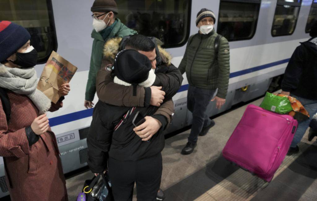 Berlín ya recibe a refugiados ucranianos que, cansados y emocionados, llegan en tren