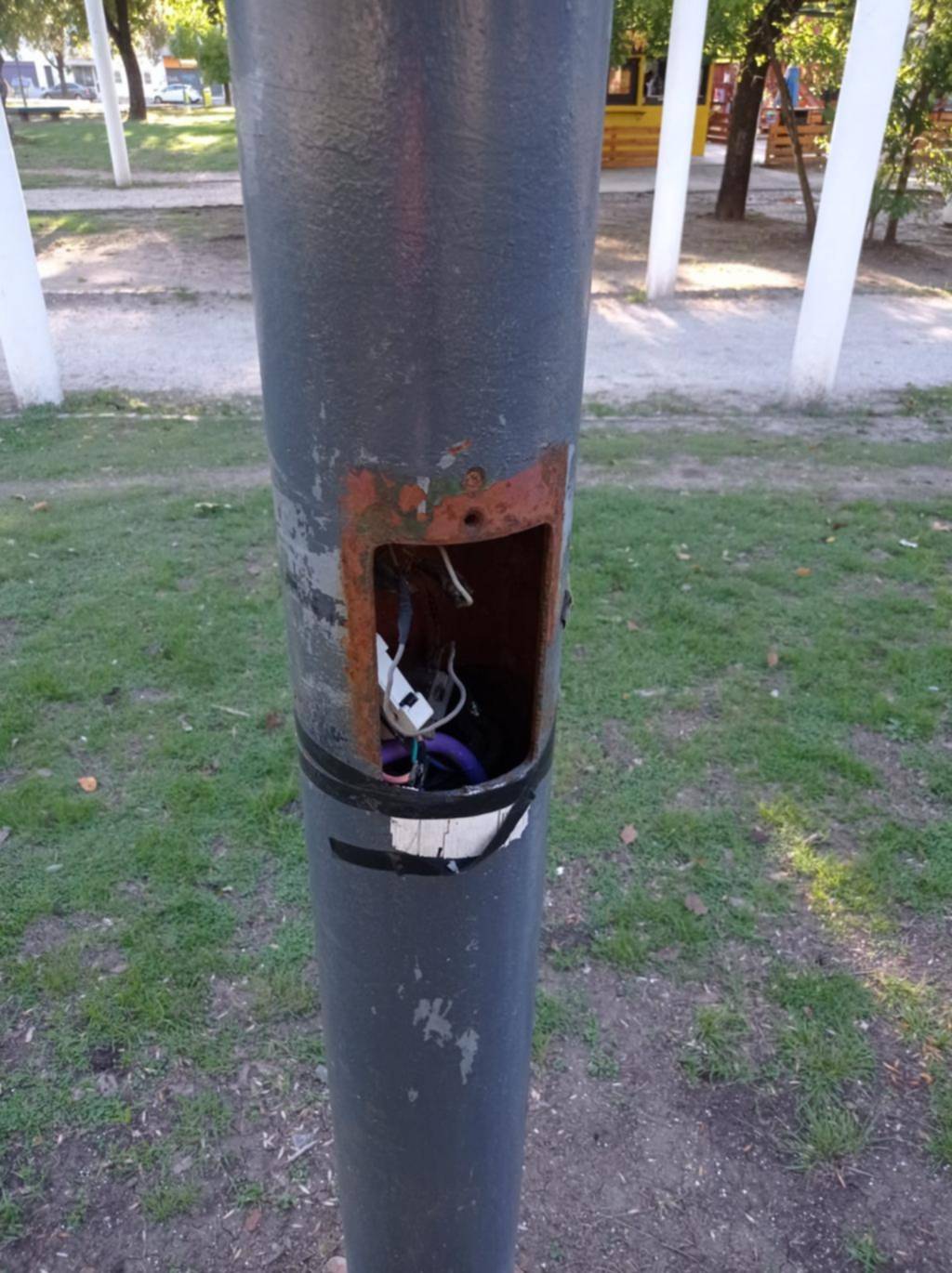 Reclamo por un poste con cables a la vista en 19 y 60
