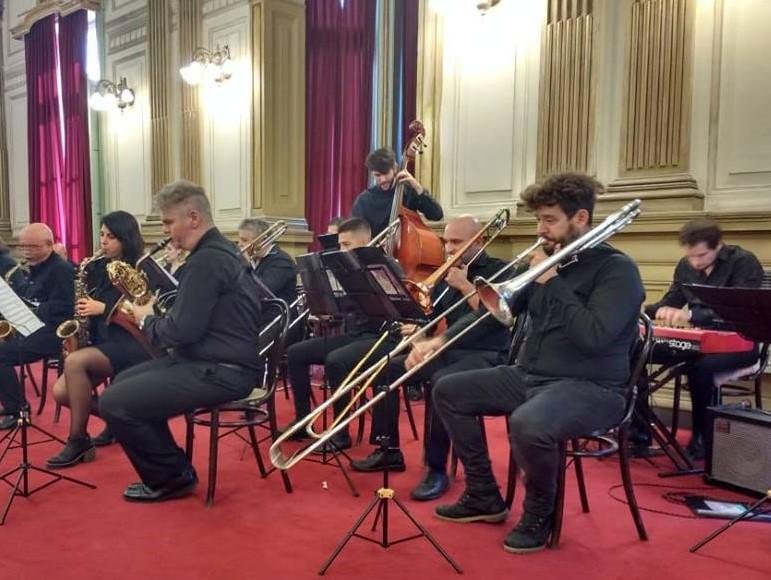 La Silver Big Band ofrece un concierto en el jardín del Teatro de Cámara