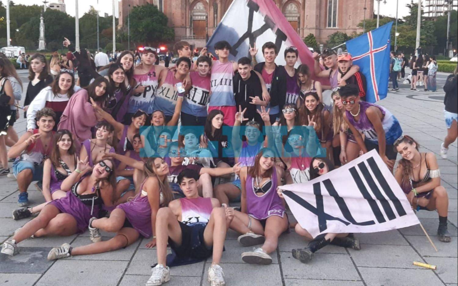 Bombos, humo y banderas: el UPD ya se festeja en las escuelas y colegios platenses