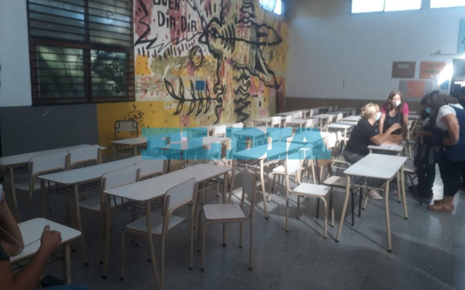 En una escuela de Berisso las clases comenzaron en el pasillo