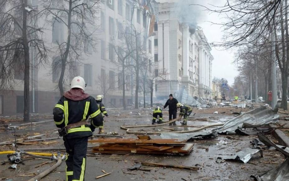 Mientras Biden amenaza a Putin con castigo ejemplar, se reportan explosiones en la estación de tren de Kiev