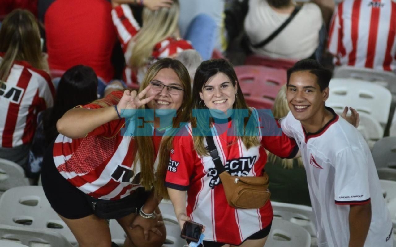 Los hinchas albirrojos le pusieron color a las tribunas: mirá la galería de fotos