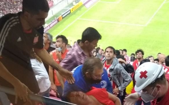 Agresión de los hinchas chilenos desde lo alto