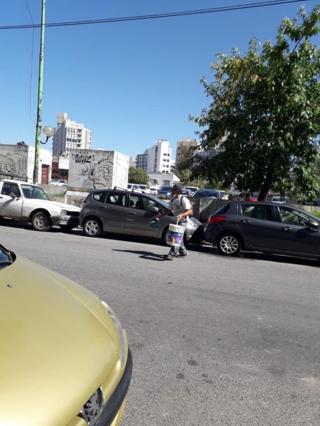Vecinos de 3 y 49 viven con temor por los “trapitos”