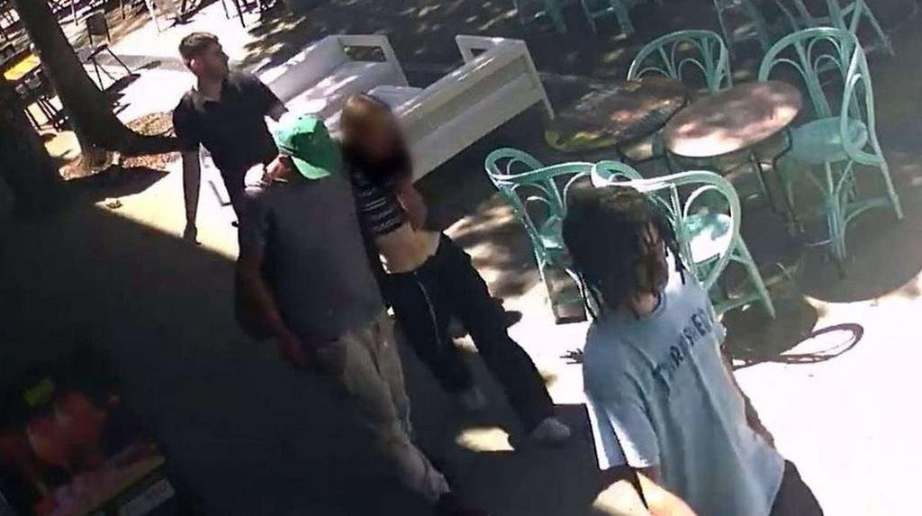 “Muerta en vida”, la frase que dejó la madre de un acusado del abuso grupal