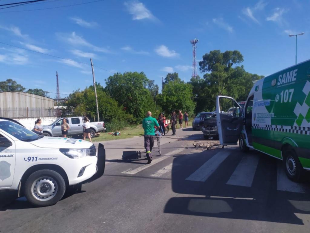Caos y tres heridos por un choque en Ensenada