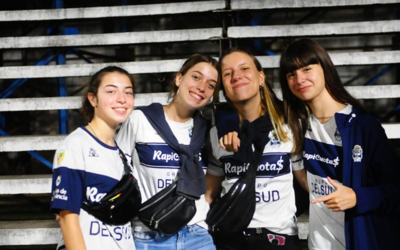 Fotos.- Los hinchas del Lobo le ponen color al Bosque