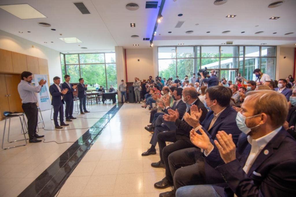 Kicillof reparte fondos y seduce a intendentes