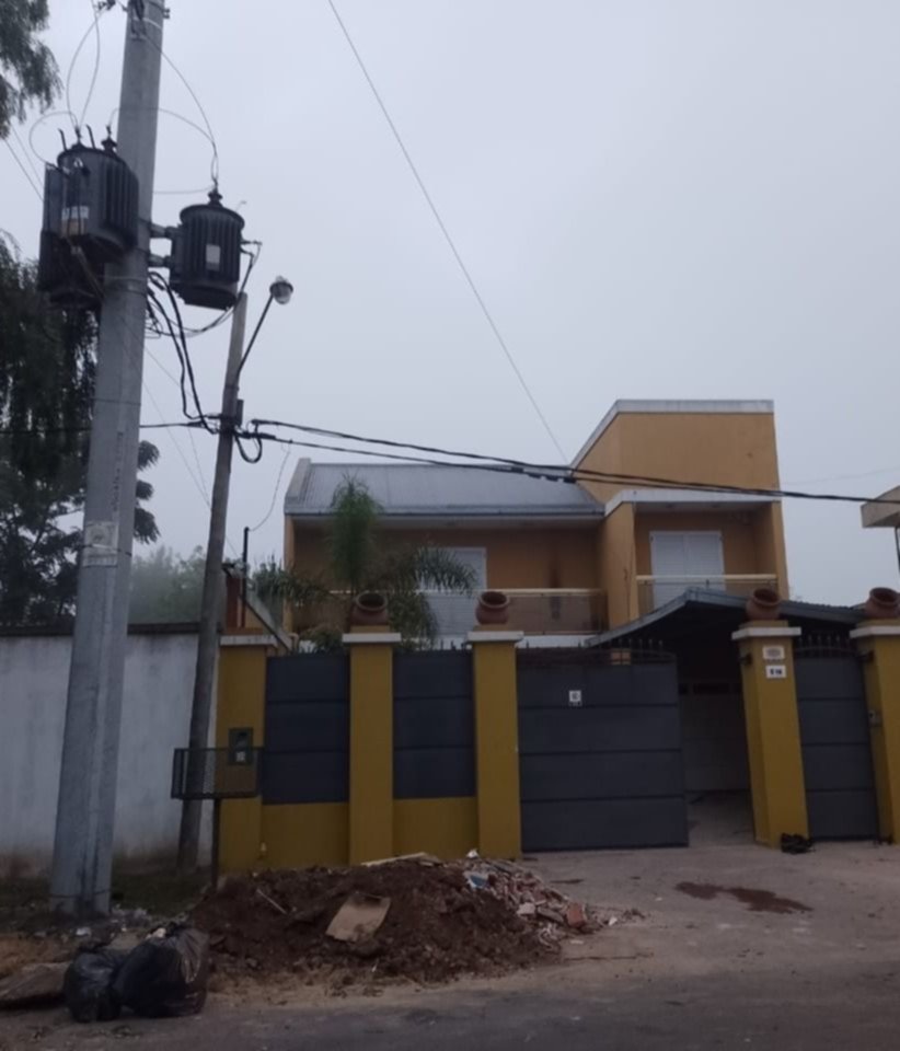 Vecinos denuncian la caída de un transformador en Barrio Aeropuerto