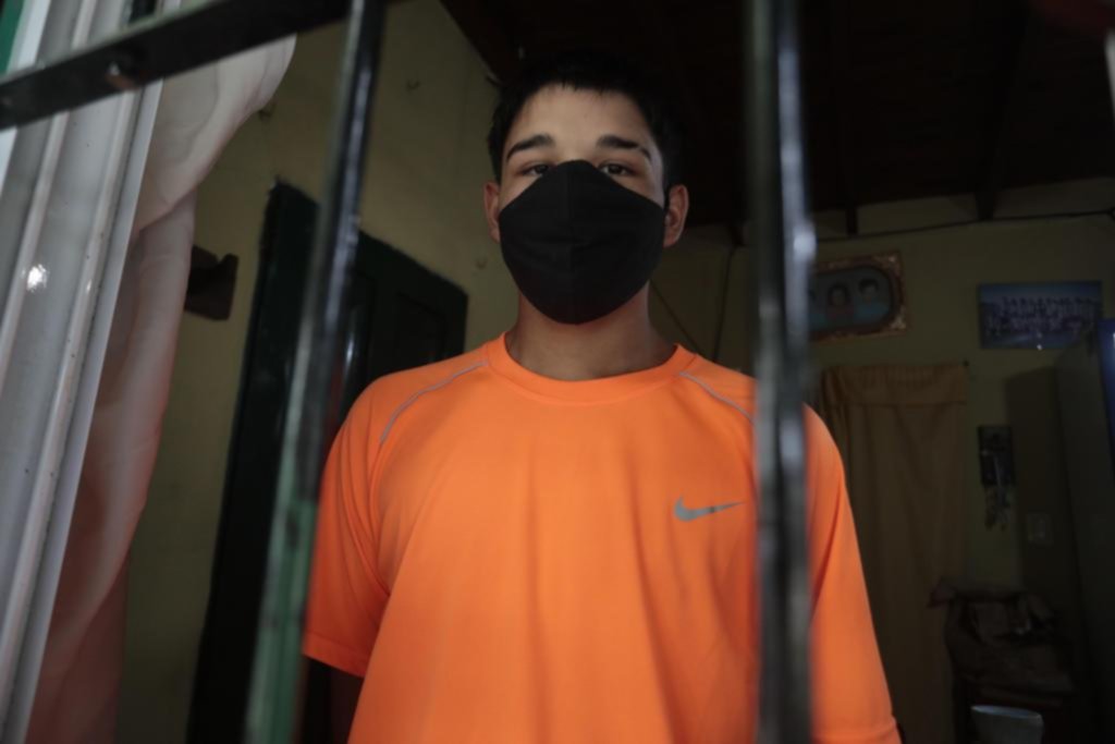 Fue a comprar y luego a robar: en el proceso, apuñaló al dueño del local