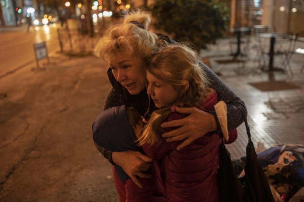 Refugiados huyen del fuego ruso “con lo puesto”