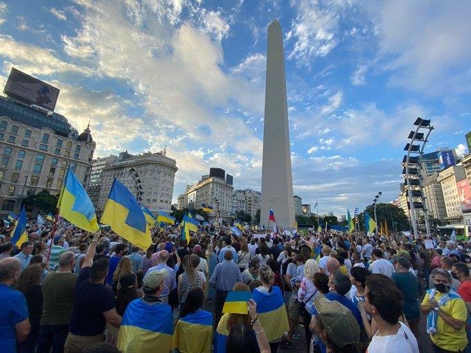 Amplia manifestación por el fin de la guerra