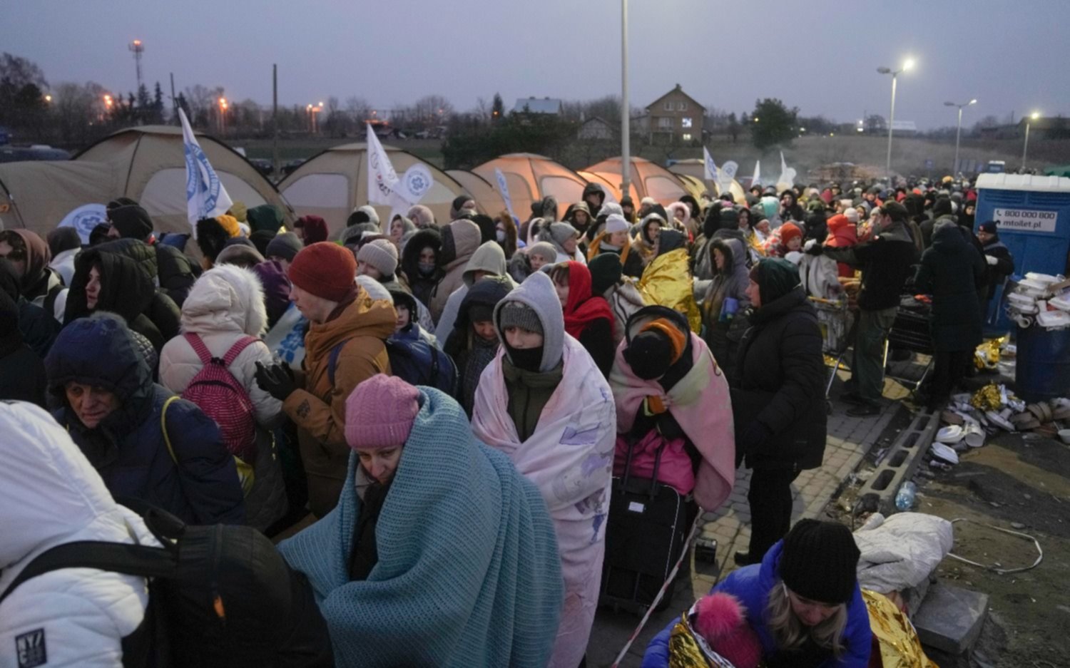 Siguen los bombardeos y Ucrania rechaza los corredores humanitarios: denuncia un plan para llevar civiles a Rusia