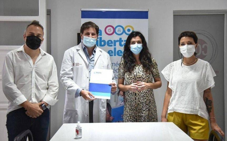 Visitan al centro oncoplástico de Bernal