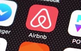 La creatividad le gana a la guerra: Personas de todo el mundo están reservando Airbnbs en Ucrania, pero no planean presentarse 